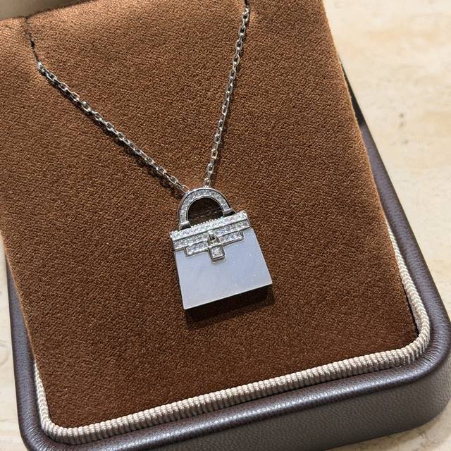 A7312 火爆新款 凯利包包 白贝母 双面项链 高端定制 顶级925纯银镀咪金 自购K金开模，老师傅K金工艺 好别致！实心包包各种细节 电镀厚金 铂金色 双面