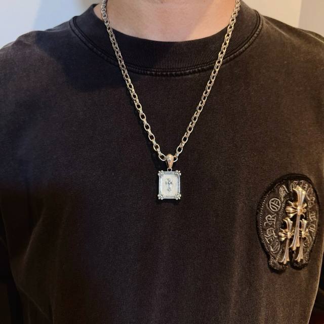 新款 专柜品质 Chrome Hearts克罗心经典字母项链 方牌十字架吊坠 凹凸造型不同的花纹设计风格 呈现出与众不同 十字架 童军花是克罗心的志 所以更经久