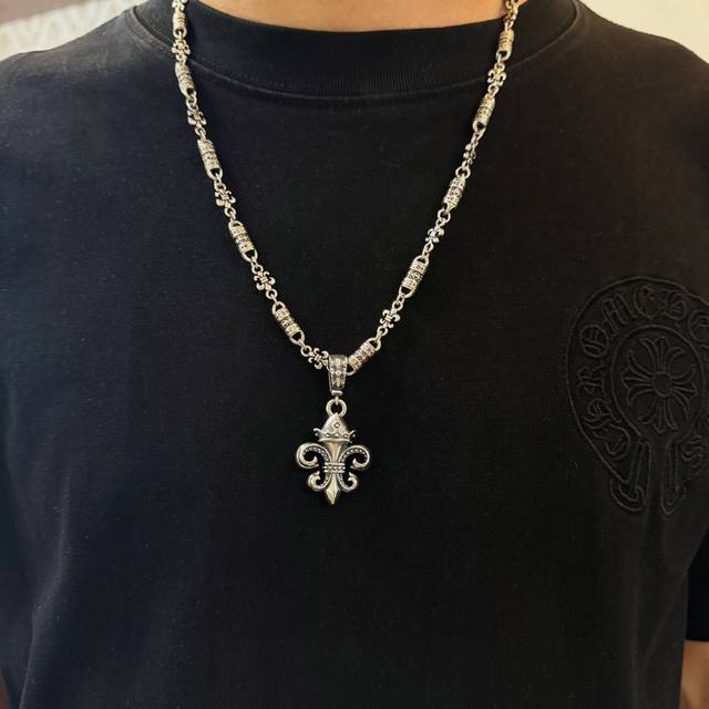 新款 专柜品质 Chrome Hearts克罗心经典童军花项链 童军花吊坠 凹凸造型不同的花纹设计风格 呈现出与众不同 十字架 童军花是克罗心的志 所以更经久不