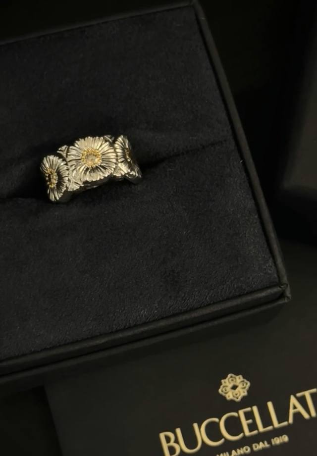 V金材质对版精工布契拉提宝石雏菊戒指