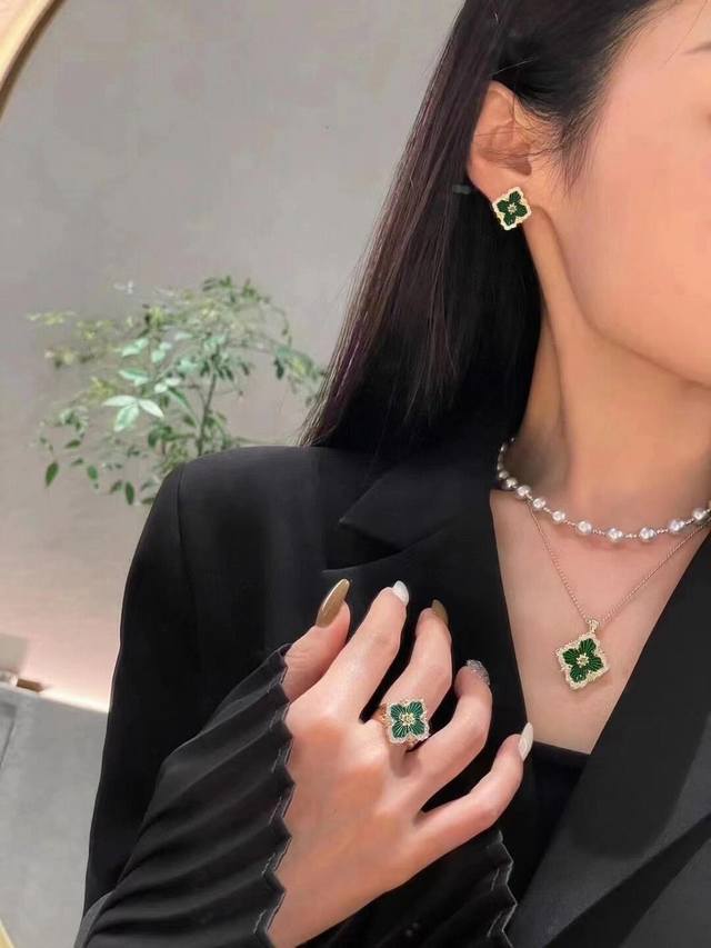 V金材质 精工布契拉提四叶草剧院镶钻戒指