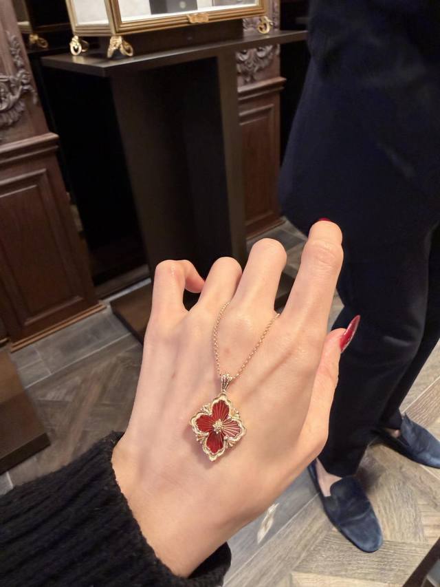 V金材质咪金精工布契拉提剧院大号项链