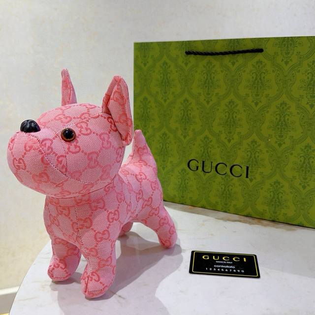 爆款来袭 古驰官网首发新品狗狗玩偶独家高品质发售 出口法国订单新品发布 ，古驰的的一款小狗公仔独家关节可动，纯手工制作工艺 质感 饱满度全部到位 现货不多，手慢