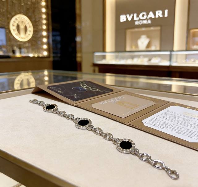 宝格丽手链V金材质 Bvlgari宝格丽 Divas‘ Dream 系列 品相完美，细节无敌，那种独特的色泽完全无可挑剔，再缀以经典指环外形设计，简约之余却又优