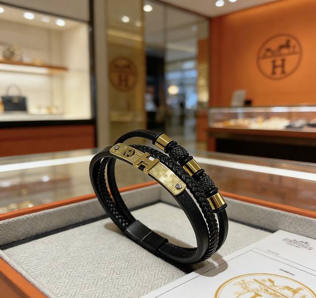 新品发售 爱马仕手绳手环最新款纯手工头层牛皮材质档次更高明星同款H系列系列经典款系列手链手绳 细节对版做旧处理 非市面亮面版型 这款一直在出 爱马仕里面热卖款