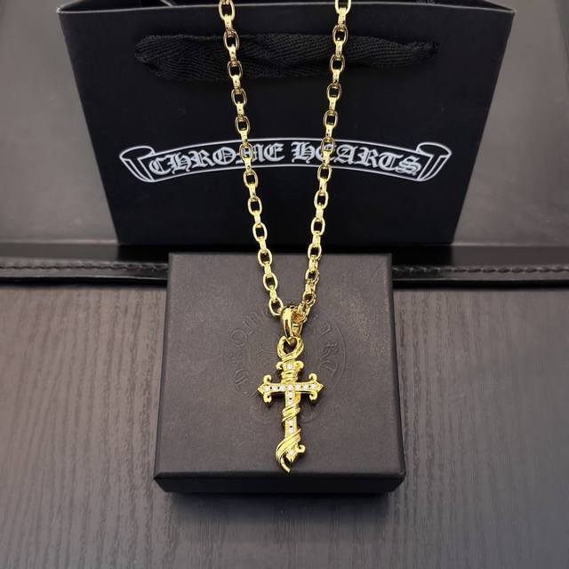 新款 专柜品质 Chrome Hearts克罗心字母项链 满钻十字架吊坠 凹凸造型不同的花纹设计风格 呈现出与众不同 十字架 童军花是克罗心的志 所以更经久不衰