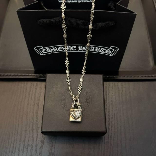 新款 专柜品质 Chrome Hearts克罗心十字花球项链 爱心锁吊坠 凹凸造型不同的花纹设计风格呈现出与众不同 十字架童军花是克罗心的标志 所以更经久不衰
