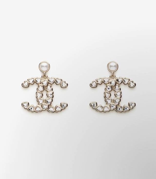 小香 Chanel 耳环优雅大方精工设计 雕刻 非常修饰脸型 青春活力 看惯了一如既往的耳钉 一眼就被这款吸引了 非常漂亮的颜色搭配 时尚又俏皮