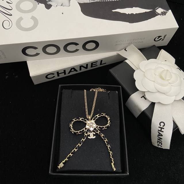 25B香奈儿穿皮蝴蝶结项链 复古又甜美 点缀爱心钻组成的小花朵 细节超精致