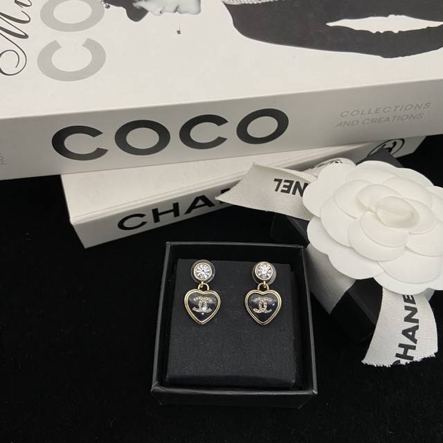今日新品 香奈儿25B爱心双C耳钉 黑色珐琅上满爱心字母