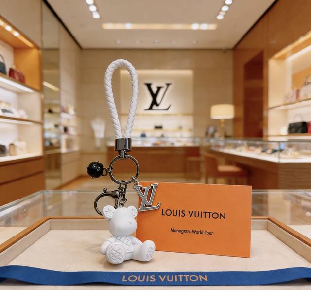 新品发布Lv钥匙扣 Lv包包扣 最新款包包挂饰档次更高明星同款Anger Forest系列经典款联名设计理念钥匙扣系列 细节对版做旧处理 非市面亮面版型 这款一