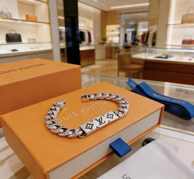高品质路易威登Lv手链原单货专柜新款开模复古潮流时尚必备 男女均可佩戴 情侣款同款 摇滚朋克泰银风格 复古元素 潮流百搭 官网同款项链最新款链条档次更高明星经典