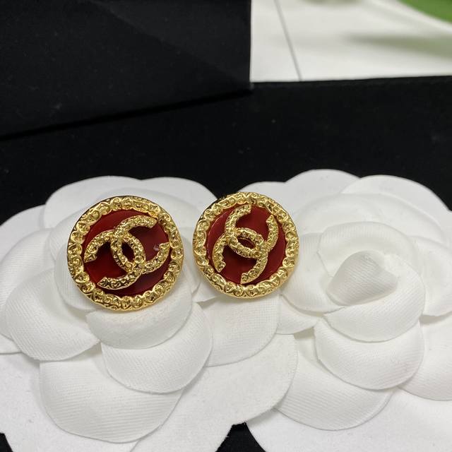 新年红抢手好货快Chanel香家专柜最新款红玛瑙圆环耳钉耳环原版Logo字印 非常不错的款式推荐，这种设计绝对是任何一个小香粉都不会Say No的，上身非常的精
