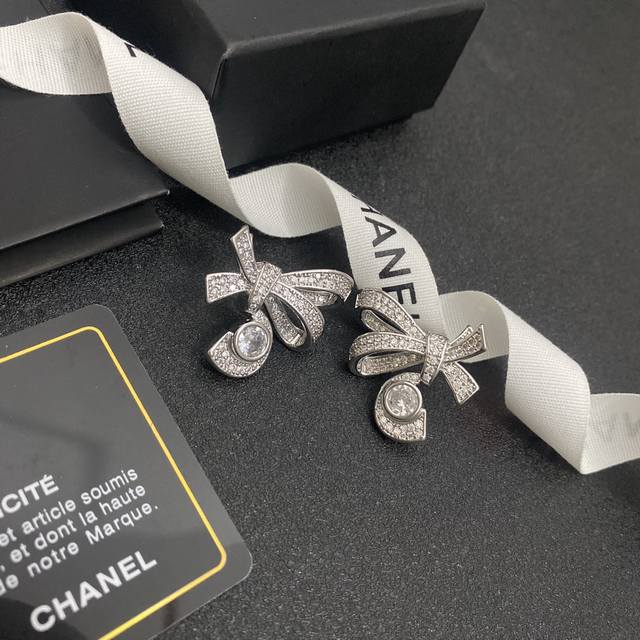 小红书推荐明星同款26新款水滴蝴蝶结字母耳钉Chanel 香奈儿满钻蝴蝶结耳环▲非常漂亮 专柜一致黄铜材质非常非常简洁大方不失小女人气质，日常晚会各种场合适用来