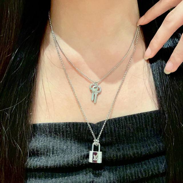 双层项链 Louisvuitton以 经典花纹图案设计 双花 款设计方式吊坠Lv品牌标志设计，经典标志理念、演绎典雅也流行项链．时尚潮流百搭款．非常抢眼显白、专