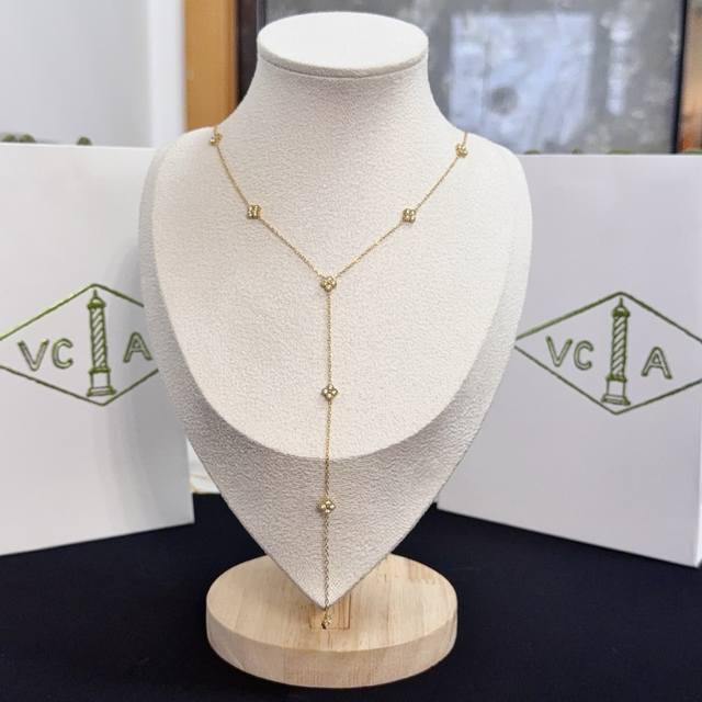 精工原版〕Vca四叶草梵克雅项链，经典之作 官网同款 时尚潮流 采用多层次金属雕刻设计 使花瓣更立体 镶嵌满钻工艺 尽显女性柔美气质 四叶草幸运图案 象征幸运和