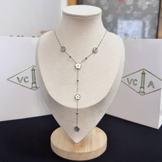 精工原版〕Vca四叶草梵克雅项链，经典之作 官网同款 时尚潮流 采用多层次金属雕刻设计 使花瓣更立体 镶嵌满钻工艺 尽显女性柔美气质 四叶草幸运图案 象征幸运和