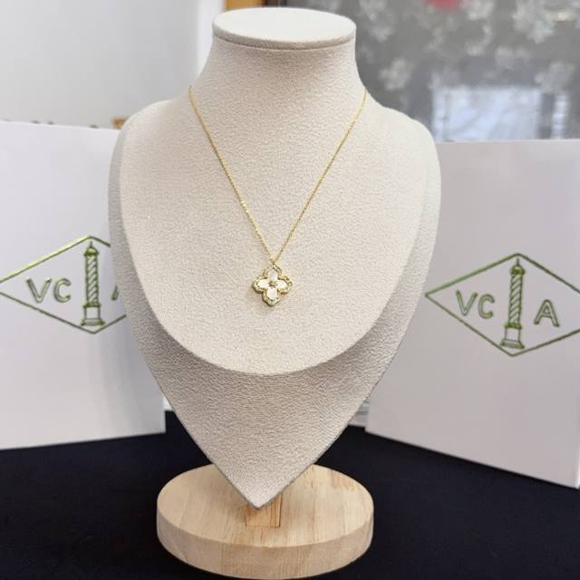 精工原版〕Vca四叶草梵克雅项链，经典之作 官网同款 时尚潮流 采用多层次金属雕刻设计 使花瓣更立体 镶嵌满钻工艺 尽显女性柔美气质 四叶草幸运图案 象征幸运和