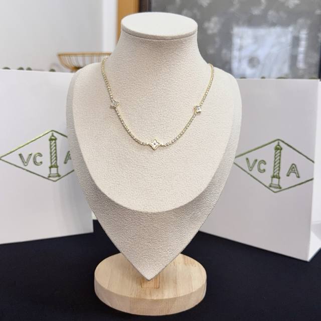 精工原版〕Vca四叶草梵克雅项链，经典之作 官网同款 时尚潮流 采用多层次金属雕刻设计 使花瓣更立体 镶嵌满钻工艺 尽显女性柔美气质 四叶草幸运图案 象征幸运和