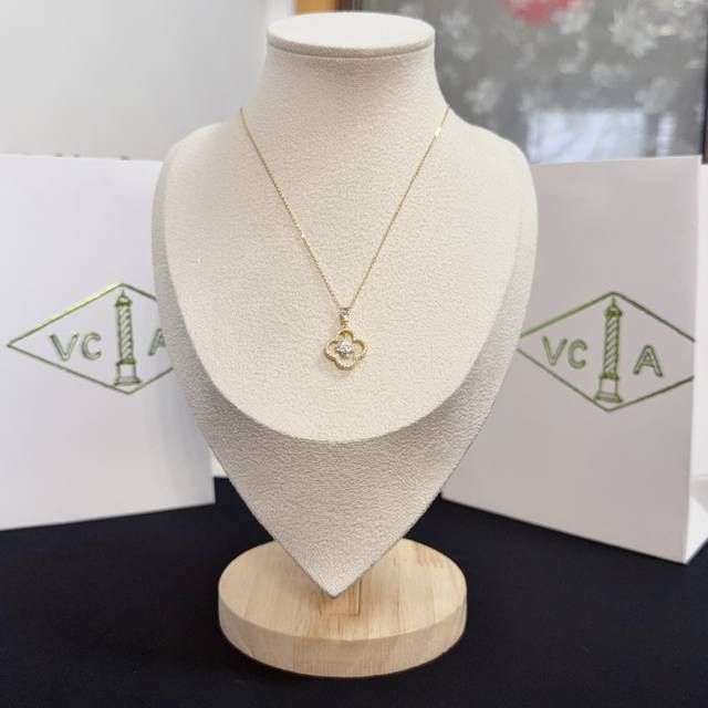 精工原版〕Vca四叶草梵克雅项链，经典之作 官网同款 时尚潮流 采用多层次金属雕刻设计 使花瓣更立体 镶嵌满钻工艺 尽显女性柔美气质 四叶草幸运图案 象征幸运和