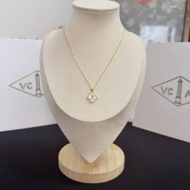 精工原版〕Vca四叶草梵克雅项链，经典之作 官网同款 时尚潮流 采用多层次金属雕刻设计 使花瓣更立体 镶嵌满钻工艺 尽显女性柔美气质 四叶草幸运图案 象征幸运和