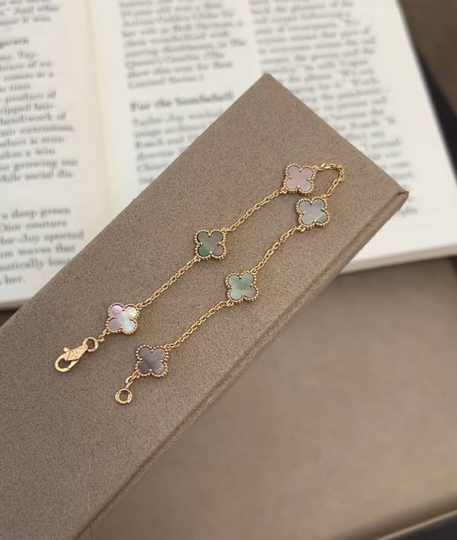 V金材质Vca迷你六花四叶草手链