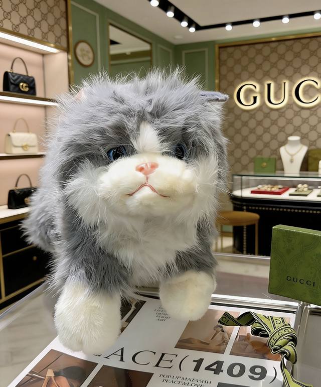 超大号爆款来袭 古驰官网首发新品伶俐猫玩偶独家高品质发售 出口法国订单新品发布 ，古驰的的一款小猫公仔纯手工制作工艺 质感 饱满度全部到位 现货不多，手慢无 超