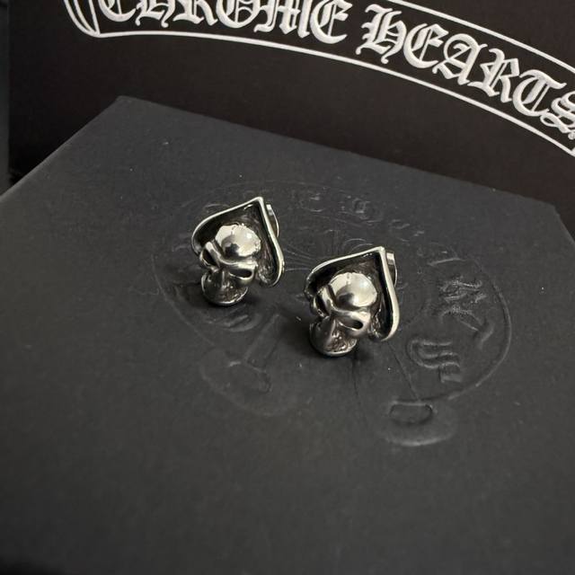 新款 专柜品质 Chrome Hearts 克罗心骷髅头耳钉 进口电镀工艺 精工 ～正品开模潮流时尚必备 男女均可佩戴 情侣款同款 摇滚朋克泰银风格 复古元素