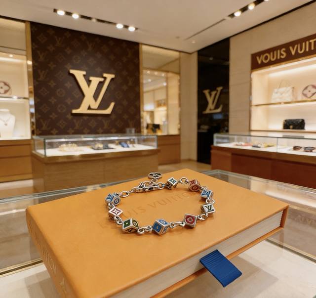 路易威登 Lv手链原单货专柜新款开模复古潮流时尚必备 男女均可佩戴 情侣款同款 摇滚朋克泰银风格 复古元素 潮流百搭 官网同款手链最新款链条档次更高明星经典款项