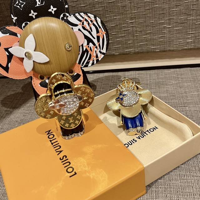 LV太阳花新款环游世界的薇薇安钥匙扣 包挂系列 充满童趣的旅行者薇薇安Vivienne Travellers。新作以品牌吉祥物薇薇安Vivienne为主题，从世