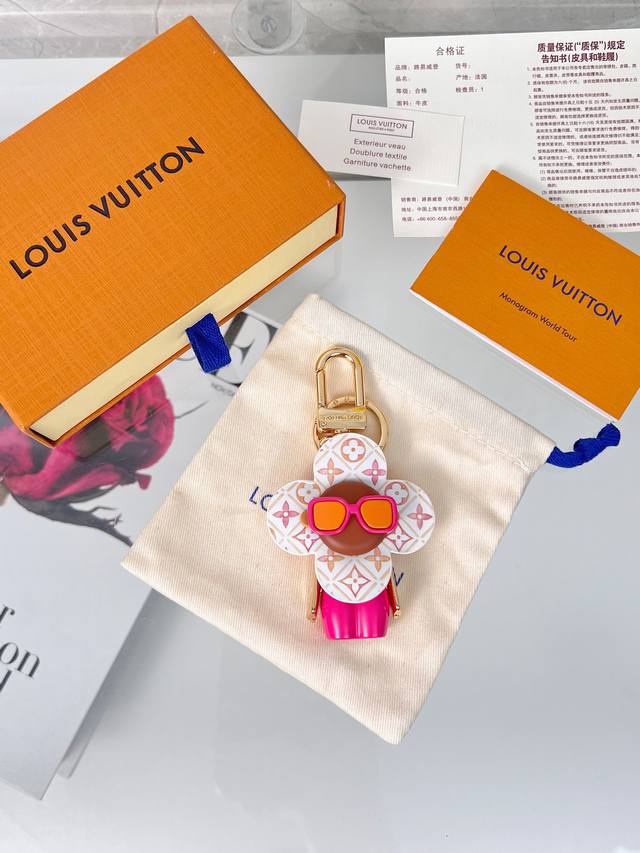 新品 M1990 太阳花公仔钥匙扣 挂件挂饰 Louis Vuitton 路易威登 薇薇安钥匙扣 包挂 pu材质 五金为钢 原版Logo