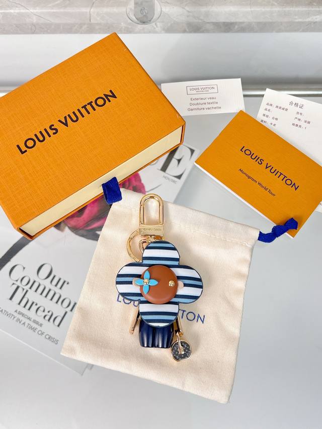 新品 M1990 太阳花 公仔钥匙扣 挂件挂饰 Louis Vuitton 路易威登 薇薇安 钥匙扣 包挂 pu材质 五金为钢 原版Logo