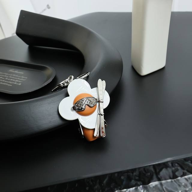 新品 M1990 滑雪双板娃娃 太阳花公仔钥匙扣 挂件挂饰 Louis Vuitton 路易威登 薇薇安钥匙扣 包挂