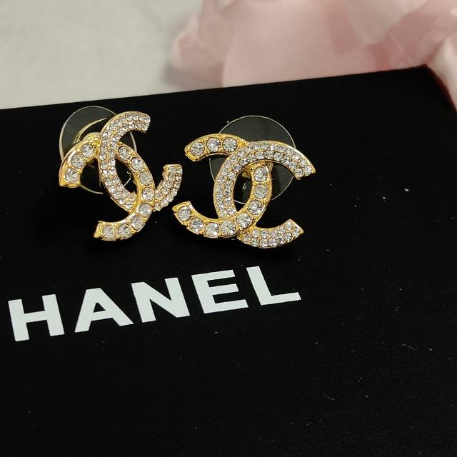 卖疯了太好看了 代购级别 最新款 Chanel 小香 不规则双排字母晶钻耳钉 非常漂亮 专柜一致黄铜材质 清晰原版Logo字印 纯银针 代购级别 超级无敌百搭N