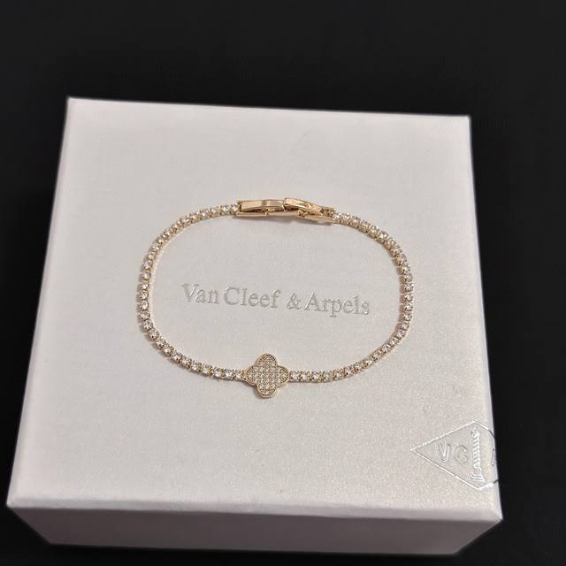 精工原版〕圣诞爆款 Vca四叶草梵克雅宝手链 V金等级 经典之作 官网同款 时尚潮流 采用多层次金属雕刻设计 使花瓣更立体 镶嵌满钻工艺 尽显女性柔美气质 四叶
