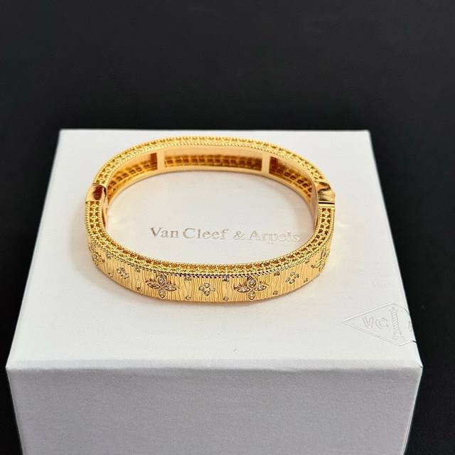 精工原版〕圣诞爆款 Vca四叶草联名梵克雅宝手镯 V金等级 经典之作 官网同款 时尚潮流 采用多层次金属雕刻设计 使花瓣更立体 镶嵌满钻工艺 尽显女性柔美气质