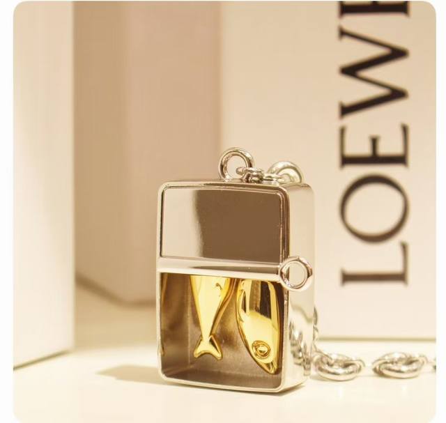 Loewe Loewe沙丁鱼 新的一年不得拥有个年年有鱼 高级感沙丁鱼，再配上高级的你