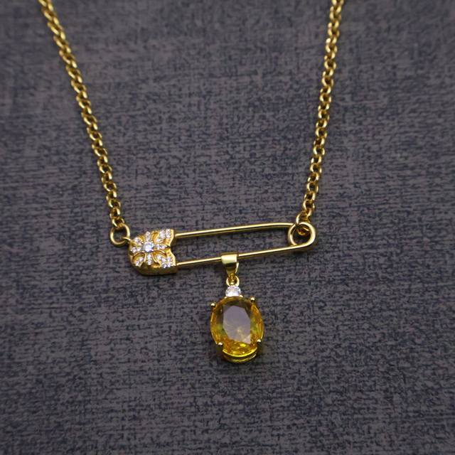 克罗心项链经典款无论是约会、晚宴，还是日常佩戴，它都能让你散发出与众不同的光芒，浪漫又梦幻～ 送给心爱的她，或是珍藏这份星夜的浪漫，让爱意如星光般永恒闪耀 克罗