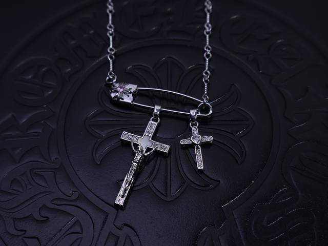 2026潮流时尚推荐 克罗心项链胸针链帅爆了克罗心项链 造型不同的花纹设计风格 呈现出与众不同 十字架 童军花是克罗心的标志所以更经久不衰 正品打版Chrome