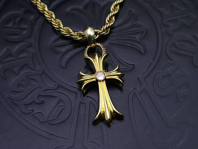 2026潮流时尚推荐 克罗心项链麻花链手工制作工艺黄金色经典卖爆的项链，帅爆了克罗心项链 造型不同的花纹设计风格 呈现出与众不同 十字架 童军花是克罗心的标志所