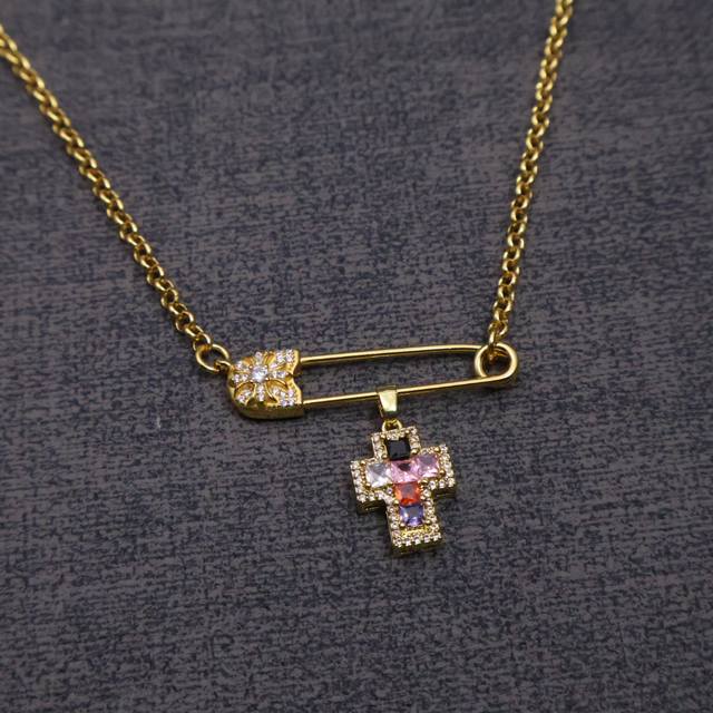 克罗心项链胸针链帅爆了克罗心项链 造型不同的花纹设计风格 呈现出与众不同 十字架 童军花是克罗心的标志所以更经久不衰 正品打版Chrome Hearts克罗心区