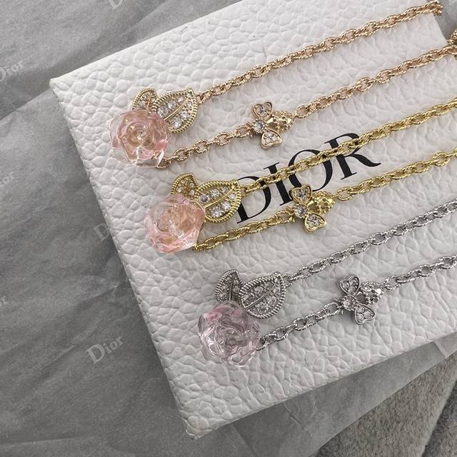 Dior迪奥 新款 镶钻蜜蜂芙蓉花项链 颜色：白金色 玫瑰金 黄金色