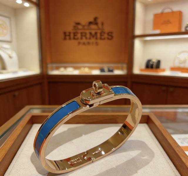 Hermes 爱马仕手镯 原版定制 手环 珐琅工艺太考验师傅的手艺了 要确保色泽手工制作好 高端定制 女神 都爱爱马仕火爆手镯 超精赞 各路女神 明星 同款 高