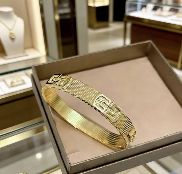 宝格丽手镯Serpenti Viper系列回形针手镯，V金材质 完美精心打磨，与金属边完美契合！充满诱惑和迷人的感性，回形针璀璨奢华，呈现出中无与伦比的美感与力