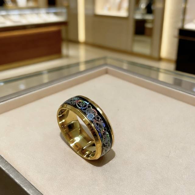 宝格丽项链V金材质。Bvlgari宝格丽 Divas‘ Dream 系列 品相完美，细节无敌，那种独特的色泽完全无可挑剔，再缀以经典指环外形设计，简约之余却又优