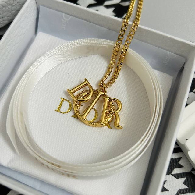 迪奥 新款项链一线大牌都爱的Dior 迪奥 新品。金属质感逆袭版字母潮范儿抢风头 完全胜任现代年轻人街拍、度假时尚搭成为夏日最炙手的时髦单品...