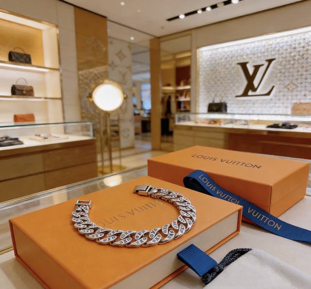 高品质Lv路易威登手链原单货专柜新款开模复古潮流时尚必备 男女均可佩戴 情侣款同款 摇滚朋克泰银风格 复古元素 潮流百搭 官网同款项链最新款链条档次更高明星经典