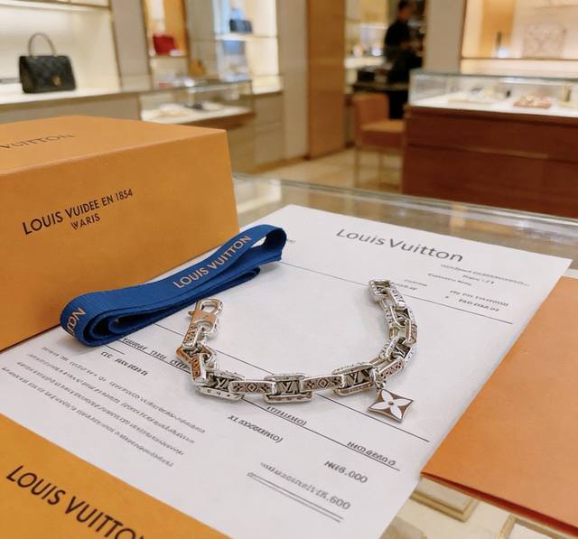 高品质路易威登Lv手链原单货专柜新款开模复古潮流时尚必备 男女均可佩戴 情侣款同款 摇滚朋克泰银风格 复古元素 潮流百搭 官网同款项链最新款链条档次更高明星经典