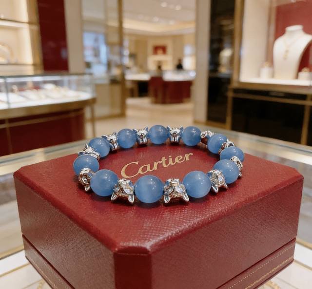 新款卡地亚豹子玛瑙手链V金材质系列 品相完美，细节无敌，那种独特的色泽完全无可挑剔，再缀以经典指环外形设计，简约之余却又优雅夺目，V金纯手工的组合更显气色，上手