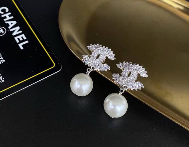 卖疯了小香官网主推爆款精工版小香 最新 Chanel 方钻水滴珍珠字母耳钉耳环CaméLia 字母新款珍珠出货 明星同款美美哒漂亮极啦明星联名同款 美爆啦Cam